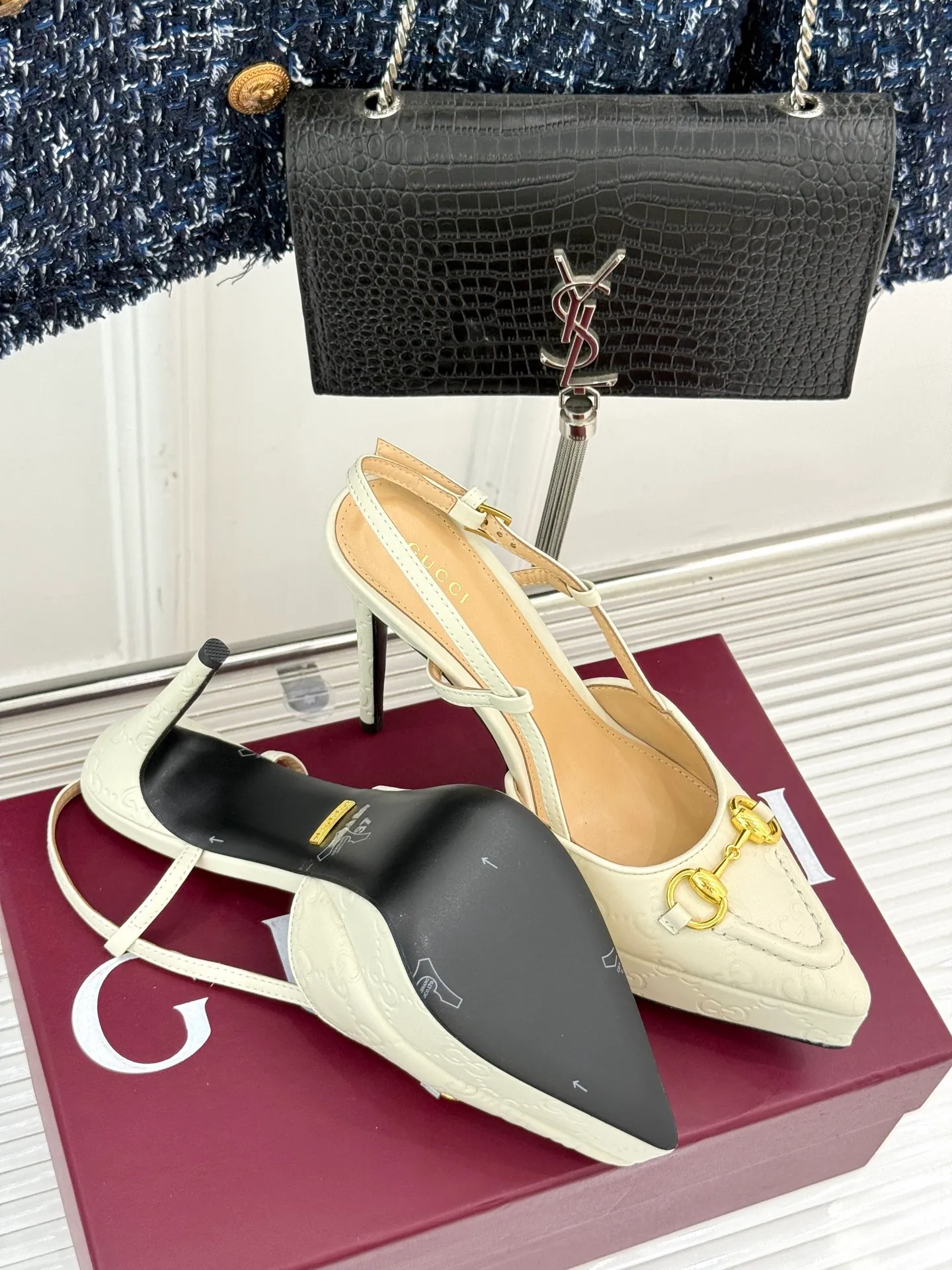 👟👟Ex-factory price 680👟👟 Gucci/Gucci classic horsebit pointed-toe platform high-heeled sandals, which perfectly integrate classic elements and fashionable design. These sandals are decorated with the iconic horsebit. The metallic horsebit embellishes the upper, exuding a strong retro style and highlighting the brand heritage. The design of the waterproof platform and the high heel complement each other. The 9.5 cm high heel and the 2 cm waterproof platform can effectively reduce the pressure on the foot while elongating the leg line, making walking more stable. The adjustable ankle buckle design is not only easy to put on and take off, but can also be adjusted according to personal foot shape to ensure a comfortable fit. Whether paired with an elegant dress for formal occasions or paired with simple trousers to create a fashionable street style, these sandals can be easily worn, adding a touch of color to the overall look and showing the wearer's unique taste and fashion attitude. The fabric is made of original customized calfskin, the inner pads are all sheepskin, and the genuine leather outsole imported from Italy size: 35-39 (40/41/42 customized)
